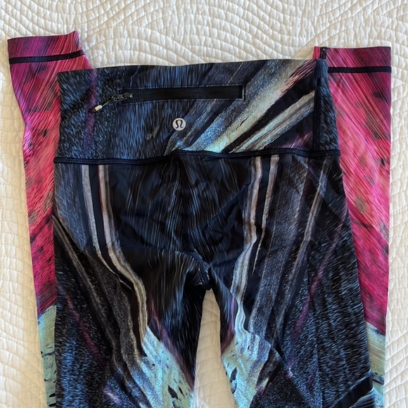 Lululemon run tight with back zip pocket - Picture 3 of 3